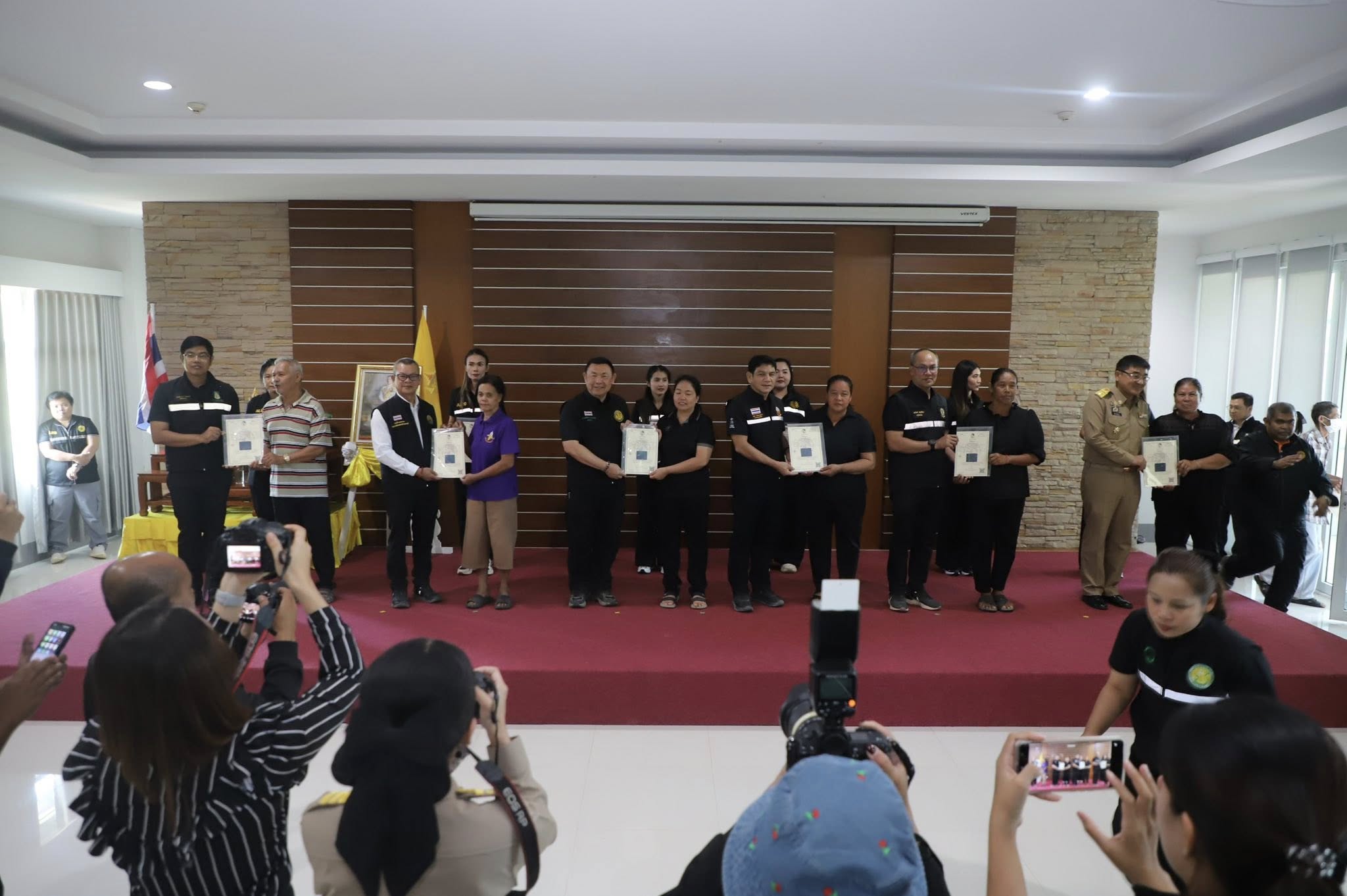 title - รมช.เกษตรฯ มอบโฉนดเพื่อการเกษตร โฉนดต้นไม้ ยกระดับที่ดินทำกินในกระบี่ หนุนเกษตรกรเข้าถึงแหล่งทุน